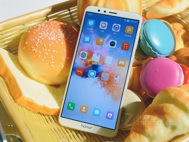 全面屏牺牲前置指纹 但这些特性够你玩 