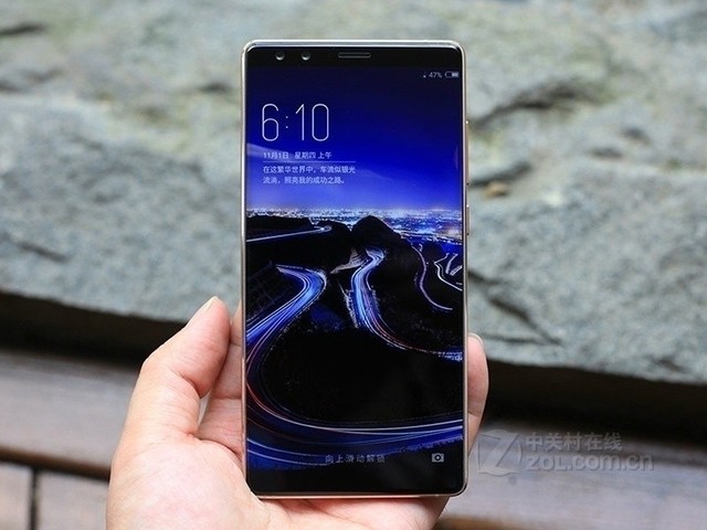 全面屏牺牲前置指纹 但这些特性够你玩 