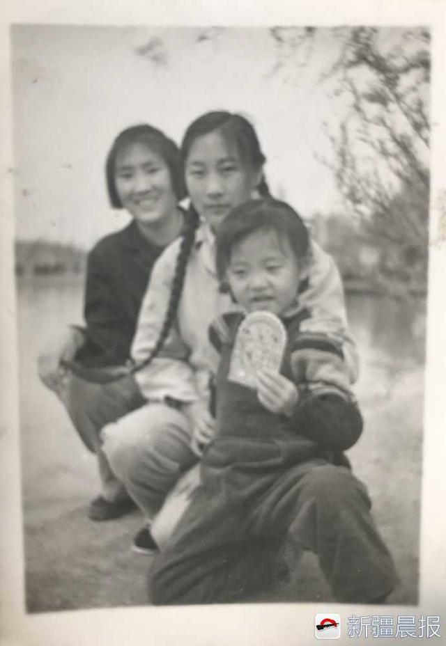 八旬老人在乌鲁木齐街头拍了60年的照片镜头记录首府点滴变化