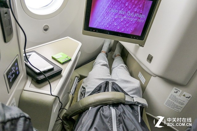 越南航空的波音787机型的商务舱座位是四人一排的设计,座位非常宽敞.