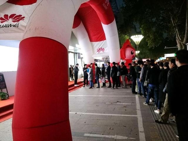 各大平台口碑极佳 华为Mate10一机难抢 