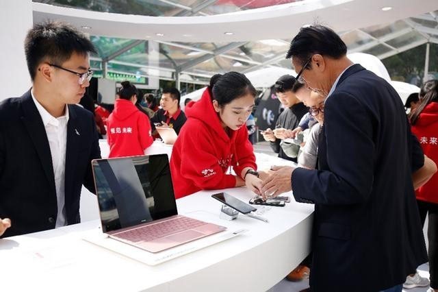 各大平台口碑极佳 华为Mate10一机难抢 