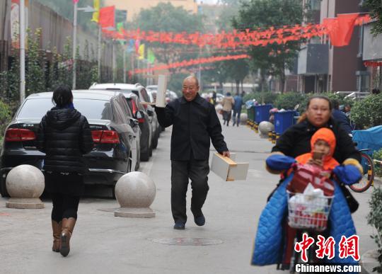 晁福元讲,即便这样,他还将继续制作更多的“共享板凳”,方便小区每一位居民,推广“共享精神”。 胡续光摄 晁福元讲,即便这样,他还将继续制作更多的“共享板凳”,方便小区每一位居民,推广“共享精神”。 胡续光摄