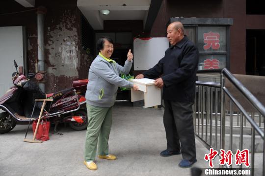 晁福元制作的“共享板凳”受到邻居街坊的好评。 胡续光摄 晁福元制作的“共享板凳”受到邻居街坊的好评。 胡续光摄