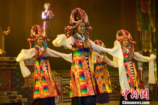 藏族舞蹈。　何蓬磊 摄