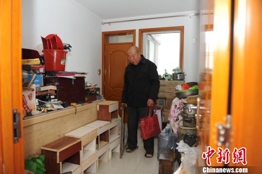 3年来,为了方便小区及周边社区居民,他制作出上千只“共享板凳”,但如今却所剩寥寥,大多被居民搬回家中据为己有。 胡续光摄 3年来,为了方便小区及周边社区居民,他制作出上千只“共享板凳”,但如今却所剩寥寥,大多被居民搬回家中据为己有。 胡续光摄