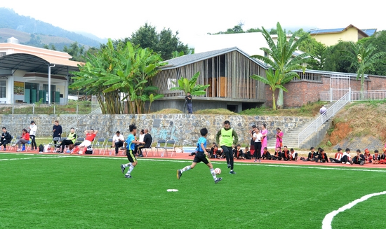 兑现承诺!王中磊为云南一小学捐建足球场