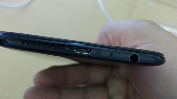 OPPO R11s底部特写