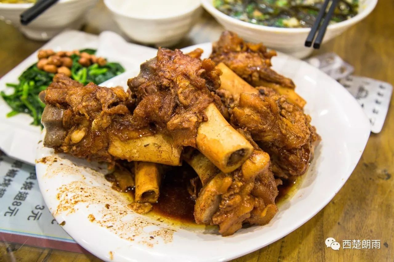 山西面馆卖卤大骨头,食客蜂拥品尝,店外狗狗也