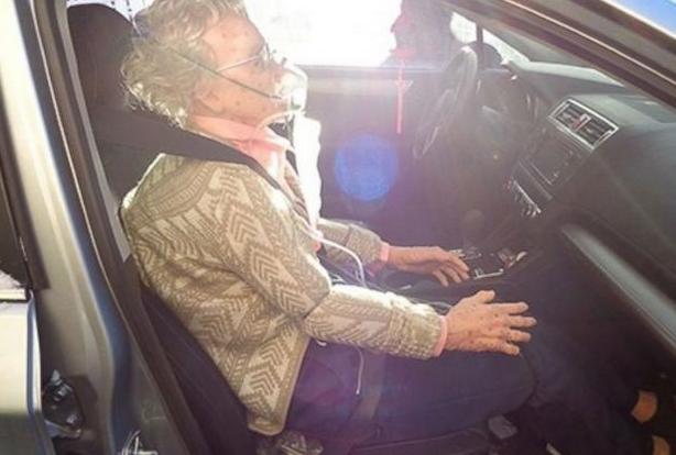 “老人”被困车内“情况危急”，路人砸窗救人，打开车门后笑了