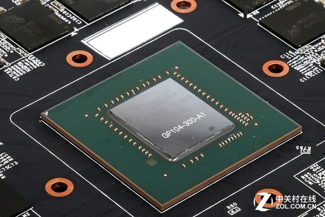 灯光部分与GTX1070Ti冰龙超级版则是相同的,一样配备了RGB三色LOGO灯以及正面的炫白LED氛围灯,用户可以通过NVGFE软件来自行调节炫白LED氛围灯的模式。 作为副旗舰产品,GTX1070Ti冰龙版与GTX1070Ti冰龙超级版的区别并不算大,散热性能虽不及GTX1070Ti冰龙超级版,但已经非常接近,对于追求性能同时又注意性价比的用户来说也是值得考虑的选择。 映众(Inno3D)GTX1070Ti黑金至尊版是一款性价比定位的产品,采用的是PG411公版方案搭配HerculezX2双风扇四