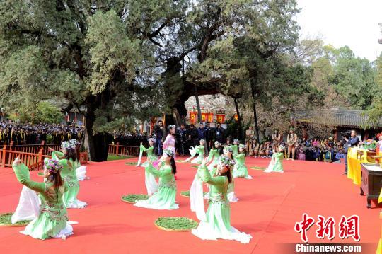 图为典礼上乐舞告祭展示中华农耕文明。　高庆国 摄