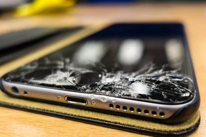 苹果告诉你:不小心把iPhone X摔裂屏,要修多少