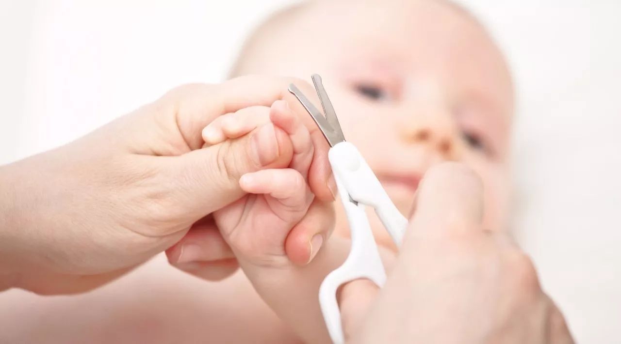 婴儿剪指甲大有讲究,这样做安全又方便