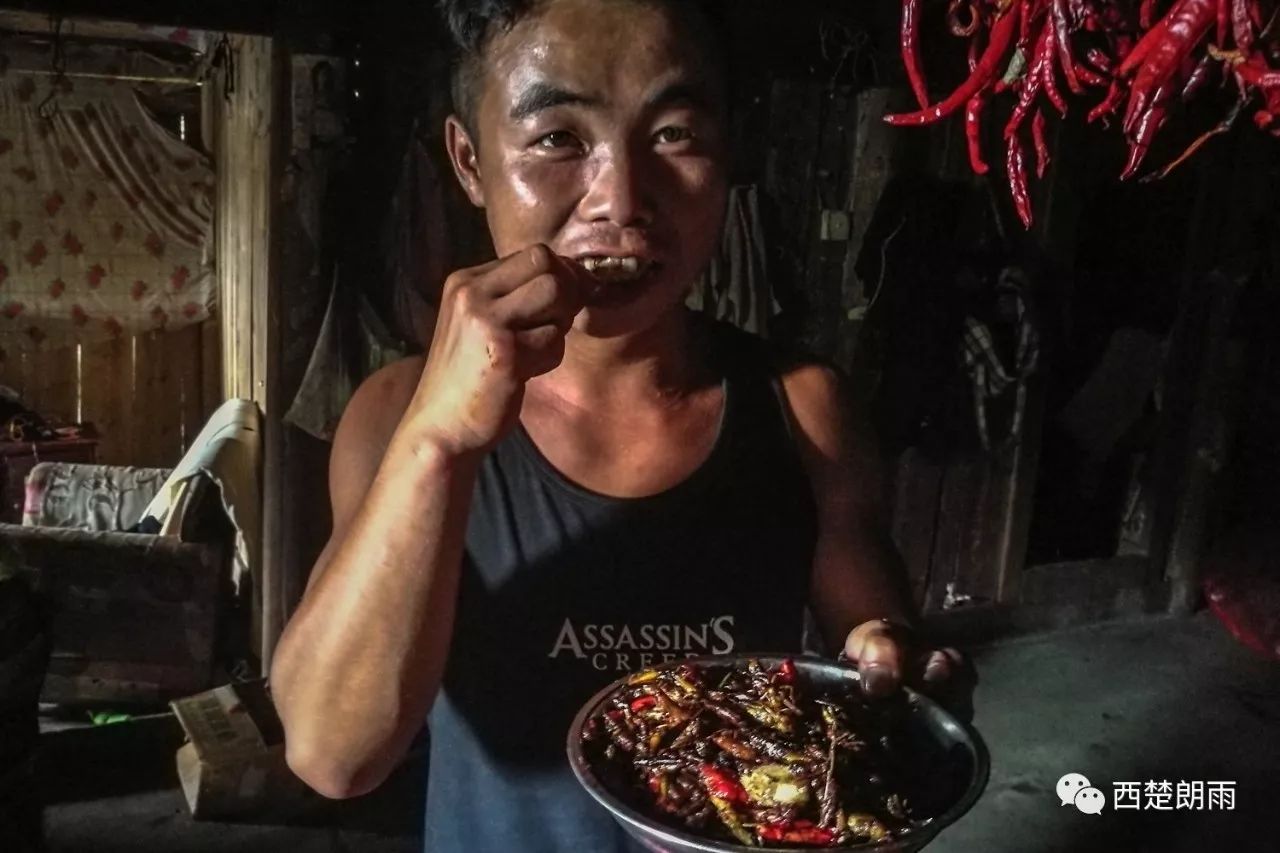 苗家做客全体验:吃螳螂品生肉 劝酒劝醉客人劝家人大桶的米酒,一顿饭