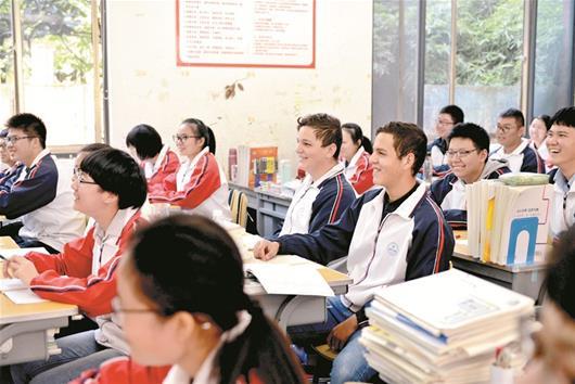 意大利兄弟俩求学华师一附中 与中国学生同上课
