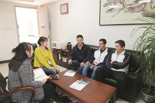 意大利兄弟俩求学华师一附中 与中国学生同上课