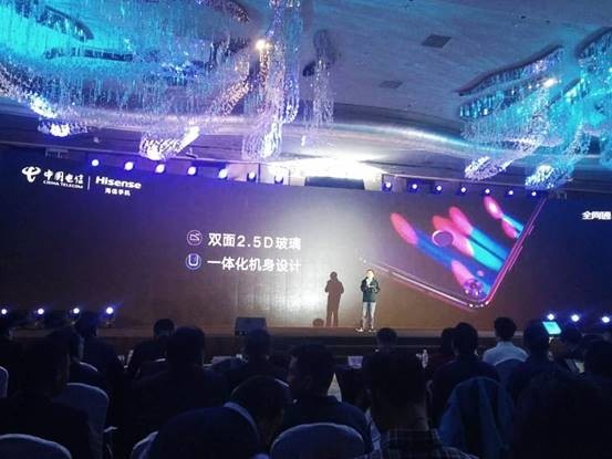 95后小鲜肉曾瞬晞代言 海信哈利手机发布