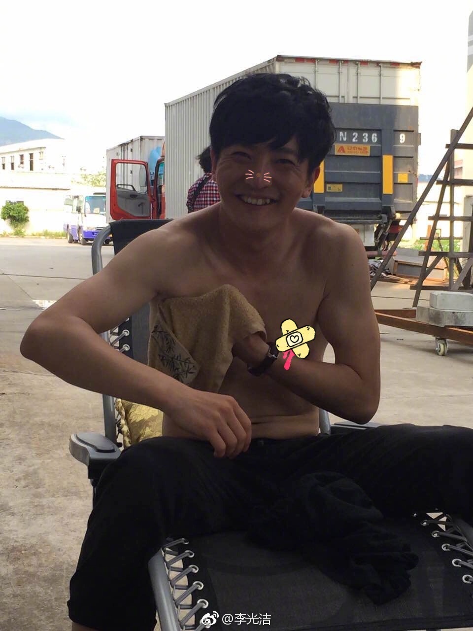 4adb9f3aly1fk1l4vkemgj20qo0zkjva