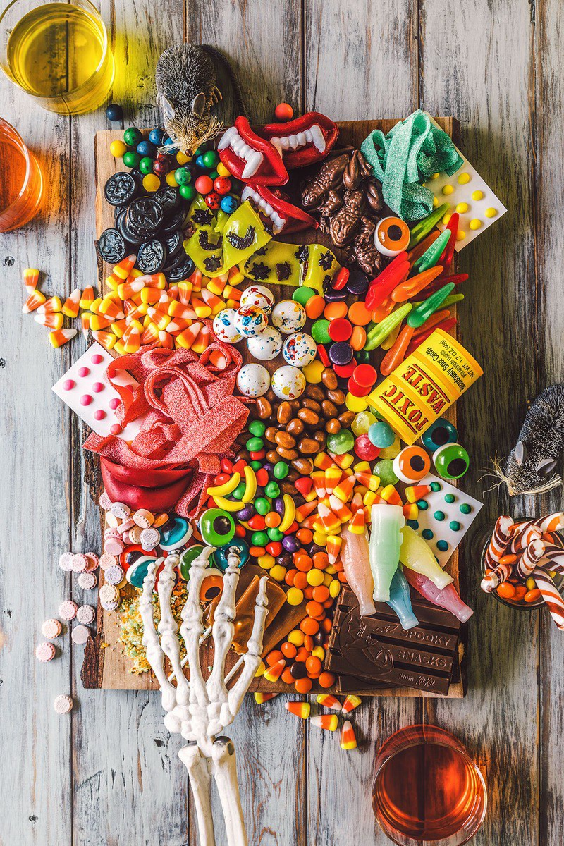 国外美食家自制万圣节糖果拼盘halloweencandycharcuterieplatter