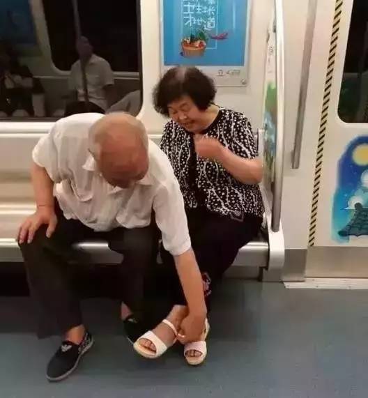 老师退休前最后一堂课公然秀恩爱,获赞无数