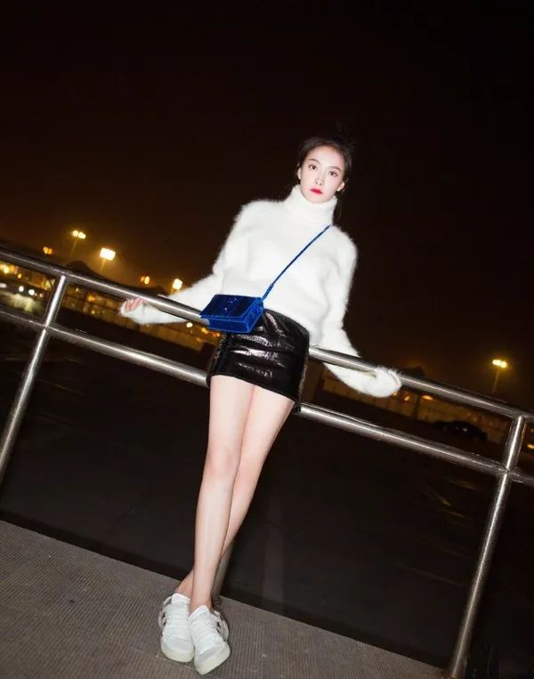 紫红色金属质感高领衫下配小皮裙,如此骚气的颜色让她驾驭起来却轻车