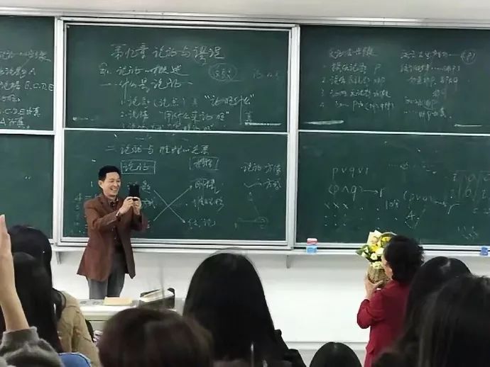 老师退休前最后一堂课公然秀恩爱,获赞无数