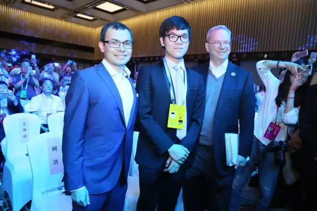 谷歌想借AI重返中国，董事长评中美AI差距：3年后中国将赶上美国