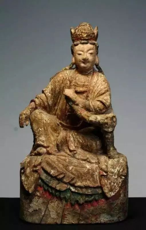 明早期木胎髹漆水月自在观音 这一尊湖南工的自在观音像,年份较早,可以追溯到明早期,身上彩绘,漆质的斑驳观度便是因为来自不同时期而营造出来的,有着典型的湘工特色。 作者简介:詹文静,佛像堂古代雕塑馆创始人、观相文化发展公司负责人。收藏世家,继承父辈收藏至今三十余载,经常发表古代木造像的学术文章,对古代木造像研究起到开拓作用,并形成系统研究。目前已收藏古代木造像数千尊,精品木造像数百尊,囊括唐宋辽金元明清时期。