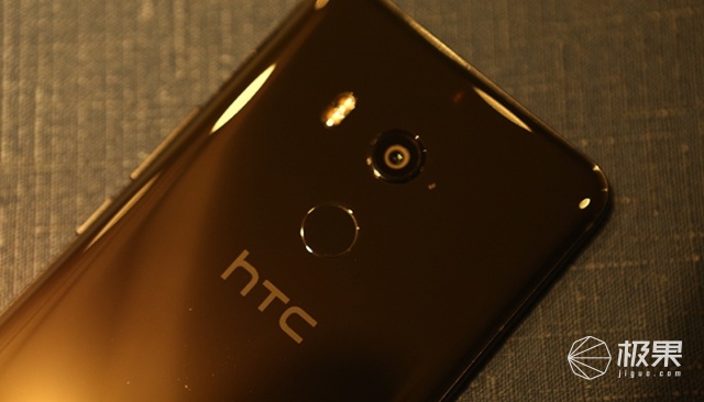 HTC发布首款全面屏手机U11+,半透明机身内部
