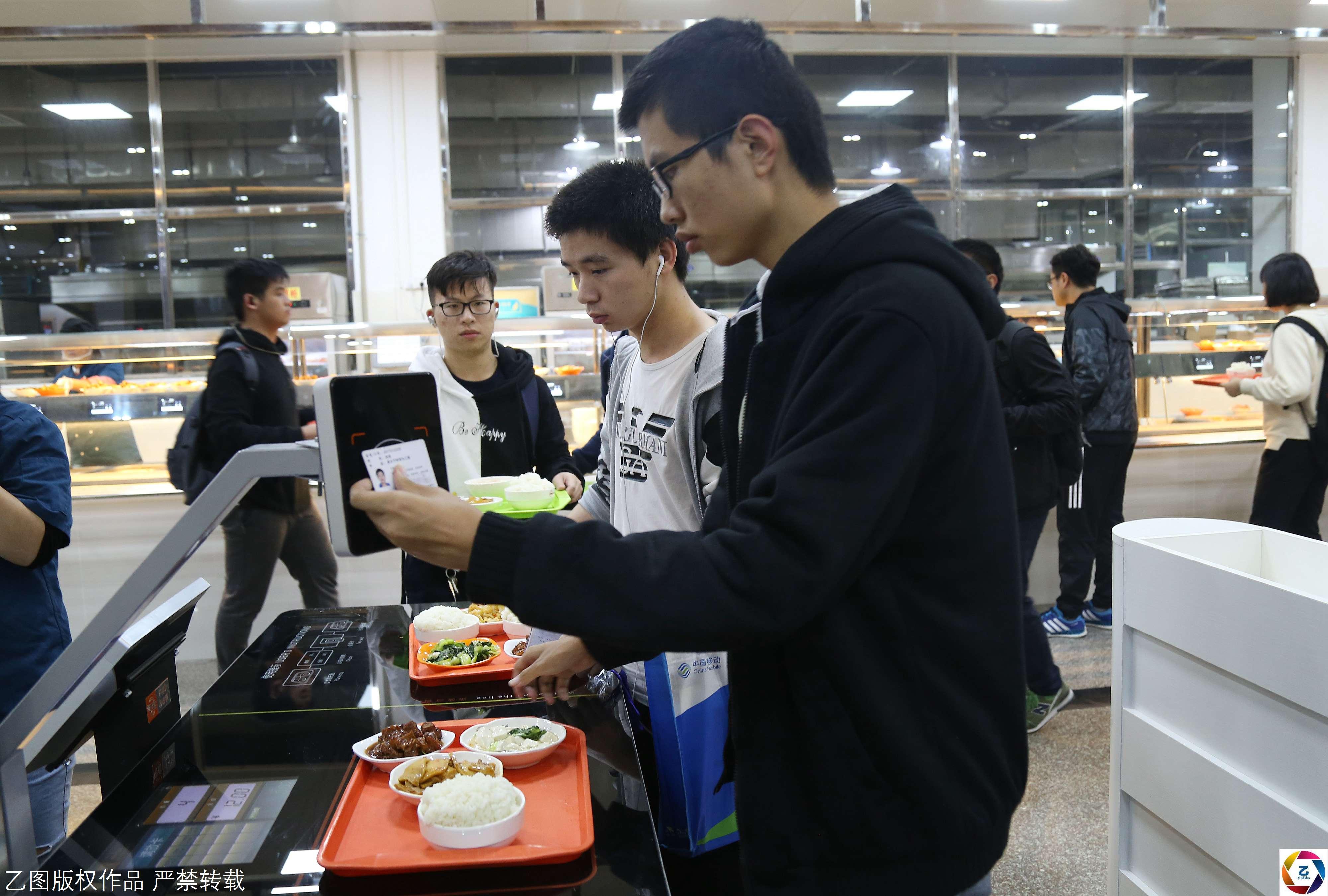 脸色结账1秒钟排队,大学生:不用写真看食堂衣服了阿姨就餐买拍情趣在哪里图片