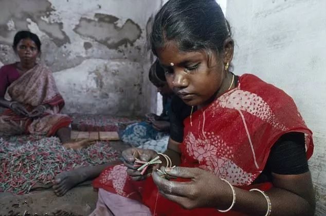 她被父亲50元卖做女佣，还有印度儿童重复这样的命运