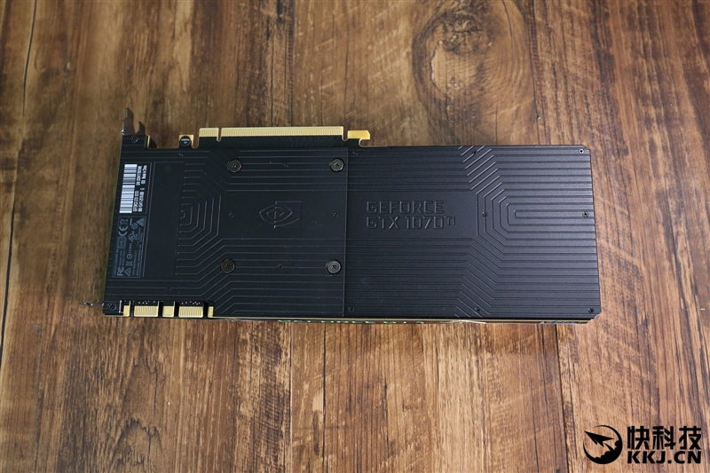 英伟达gtx 1070ti正面 新一代公版涡轮散热器,显卡接口处标有"