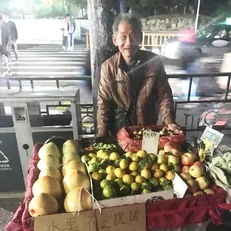 杭州街头卖水果的老大爷 因“蹭”热点走红