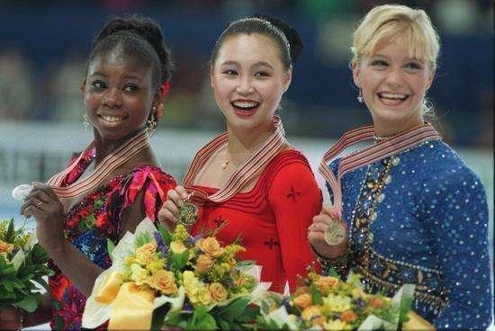 陈露7岁混血女儿接班! 代表中国夺花滑亚洲冠