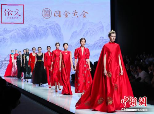 依文携手中国绣娘亮相中国国际时装周_手机凤凰网
