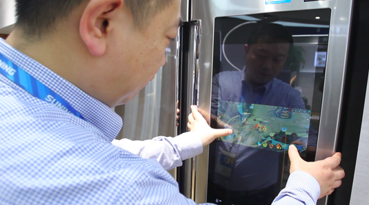 酷炫狂拽 苏宁一总裁在冰箱上直接开黑