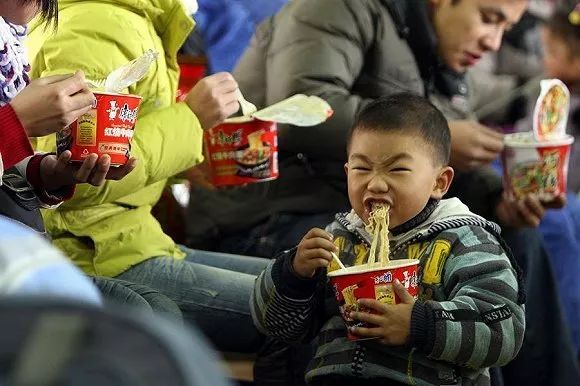 「康师傅们」怎么办?走下火车,攻占年轻人的「