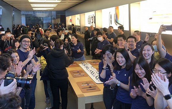 直击iPhone X北京发售现场：七年前的购买力又回来了 