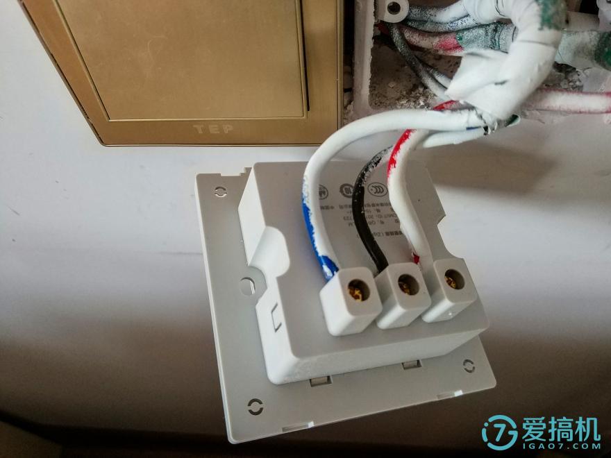 小爱同学目前可以控制我家这几个产品,还需要多努力哦,以后的智能家居控制小爱同学是要占主力的哦。 四.智能场景设置 通过对Aqara智能卧室套装的体验,基本上知道各个产品的特性,可以设置一些比较简单的场景。 1.下班回家:可以把温控和人体感应放在门口,一回家可以设置人体温度超过30度的温度启动空调,人体感应自动开启ZigBee墙壁插座,连接到ZigBee墙壁插座的台灯和空气净化器自动开启,如果有Aqara的自动窗帘轨道,就可以自动关闭窗帘,这样回家就会感觉很温馨。 2.