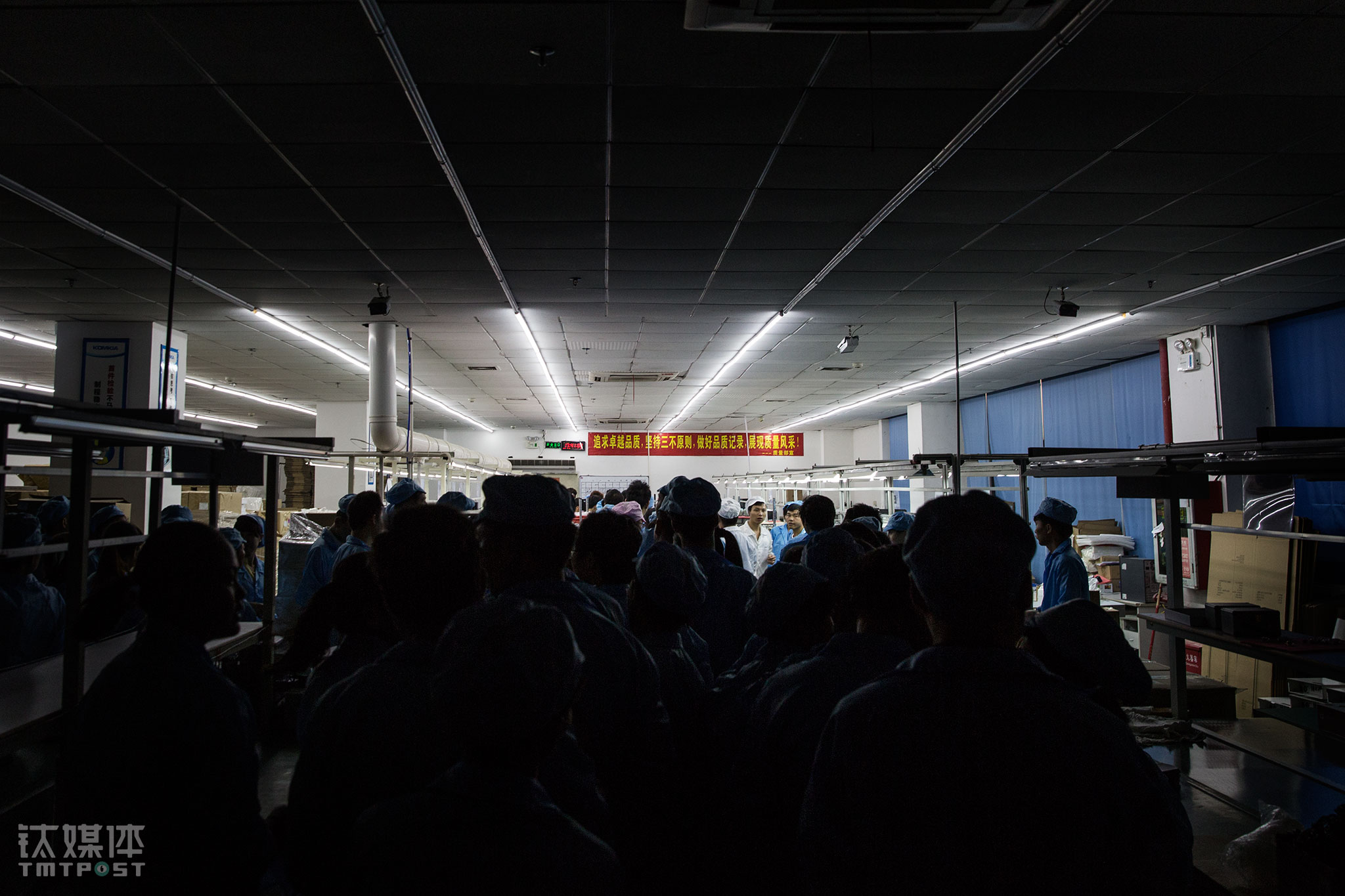 下班铃声响起，生产线停止运转，200名工人走向车间出口。这一天，北京雾霾加重，智能口罩和空气净化器订单加量，这些工人里，有些人过1个小时后又要返回这里加班。