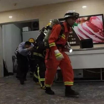 致敬！江西21岁消防战士徒手刨土救人 壮烈牺牲