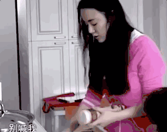 冉莹颖苦口婆心告诉孩子,现在他们能有这么好的生活,都是邹市明打拳赚