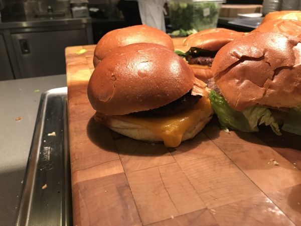 Google员工昨天的晚餐：奶酪放在底层的Android汉堡