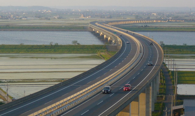 在美国，曾经时髦通畅的高速公路，如今却渐渐失宠
