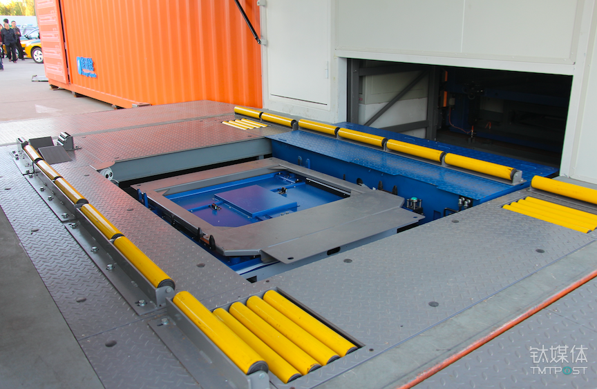 光储换电站的电池托举控制架，车辆在此停稳，由控制架将车辆抬高，取出电池，交给电池仓，同时取出新电池包装给车辆