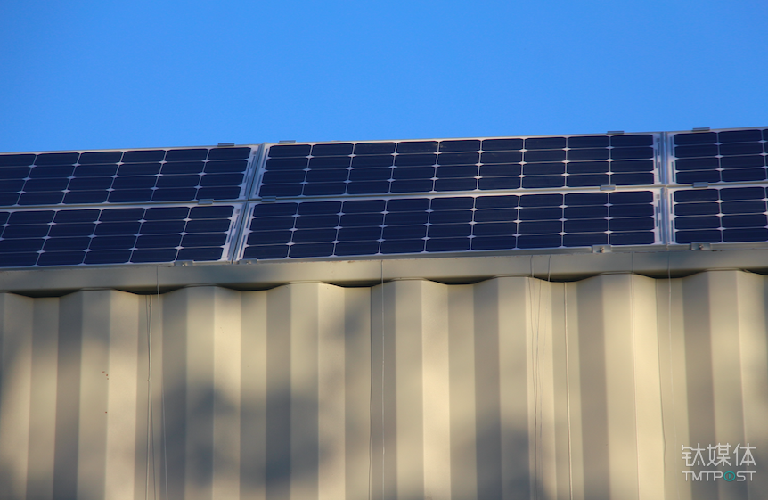 光储换电站的光伏发电屋顶