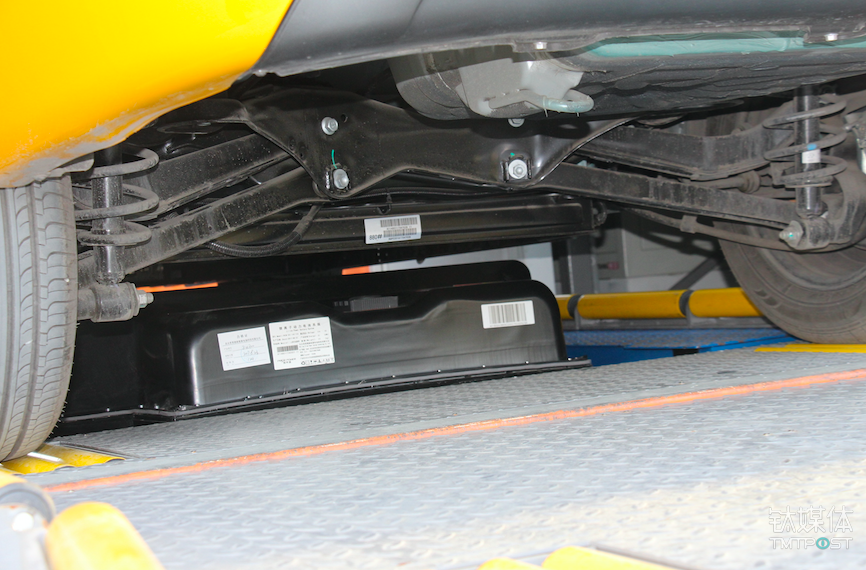 控制架正在安装电池