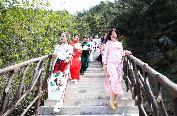 台媒称中式旗袍让外国女性沉浸其中：实在太美了