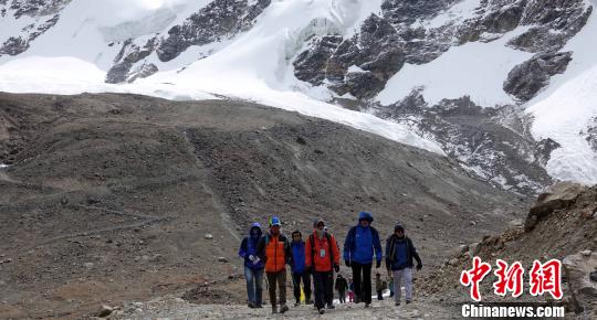 雪古拉峰群众性登山徒步线路设置为海拔约5300至5600米。　孙翔 摄